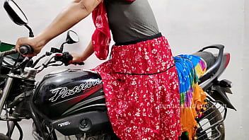 Play Indian girlfriend has outdoor sex with lover