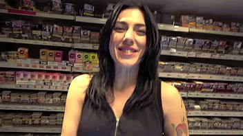 Play Sabrina, beautiful Italian, wants a good French cock