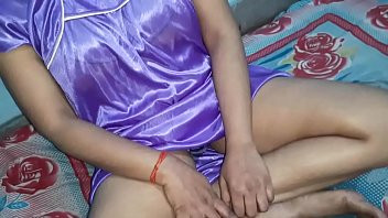 Play एक अकेली बीवी के साथ एक रात... का वीडियो