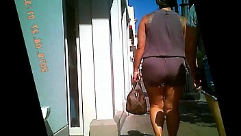 Play Thick ass in shorts