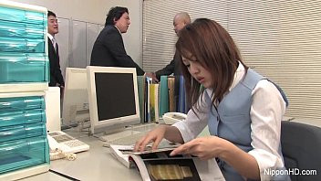 Play Japanese babe gets fucked in the office