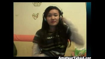 Play Chinese girl plays on cam