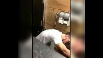 Play Larissa Manoela giving in the club's bathroom